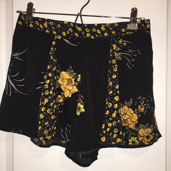 Urban Outfitters Pants - Black floral shorts